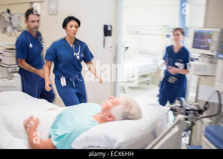 Ärzte, hetzen, um Rettung Patienten im Krankenhaus Stockfoto