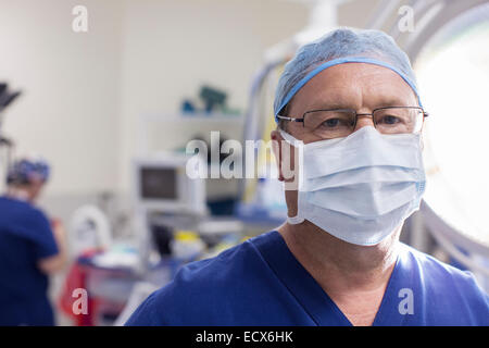 Porträt von maskierten Chirurg im Krankenhaus Stockfoto