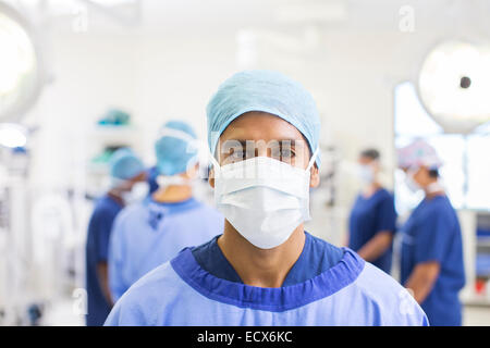 Porträt des Chirurgen tragen OP-Cap, Maske und Kleid im Operationssaal Stockfoto