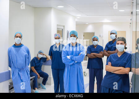 Team von Ärzten und Krankenschwestern im Krankenhausflur Stockfoto