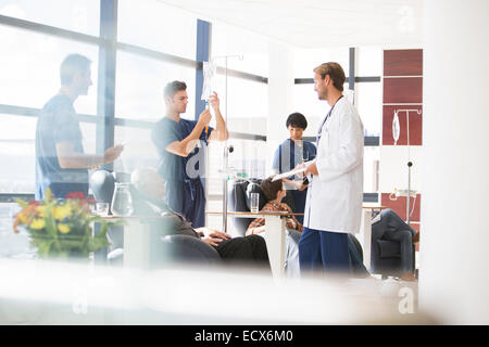 Ärzte kümmert sich um Patienten, die eine medizinischen Behandlung in der Ambulanz Stockfoto