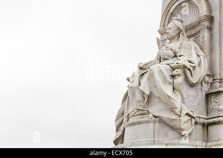 Gedenkstätte und Statue der Königin Victoria vor Buckingham Palace, London, UK Stockfoto