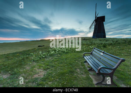 Frühling Sonnenuntergang am Leuchtturm Mühle in Rottingdean, East Sussex, England. Stockfoto