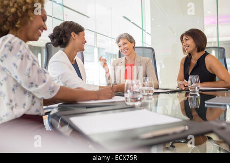 Berufstätige Frauen sitzen im Konferenz Tisch reden Stockfoto