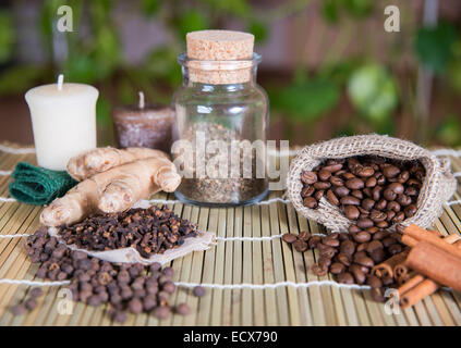 Köstlichen Kaffee mit verschiedenen Gewürzen, Zimt und Ingwer Stockfoto