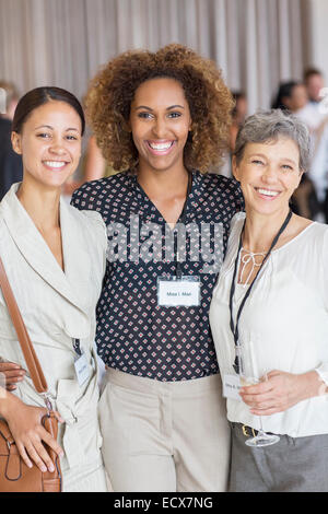 Porträt von drei Frauen, die Kamera Lächeln und während der Pause treffen Stockfoto