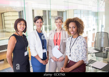 Porträt von vier Frauen im Konferenzraum stehen Stockfoto