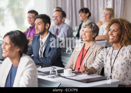 Gruppe von Menschen sitzen und hören Rede während seminar Stockfoto