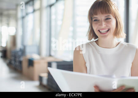 Geschäftsfrau, Lachen im Büro Stockfoto