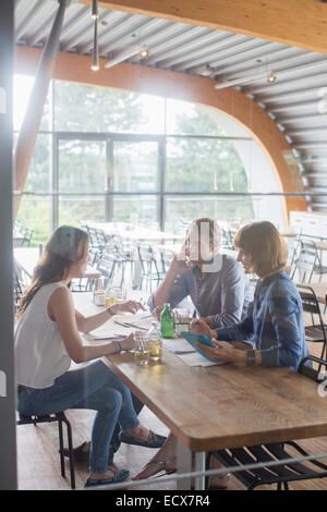 Business-Leute reden in cafeteria Stockfoto