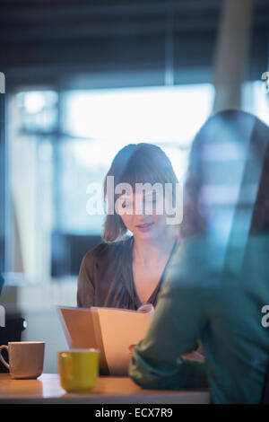 Geschäftsfrauen lesen Papierkram im Büro Stockfoto