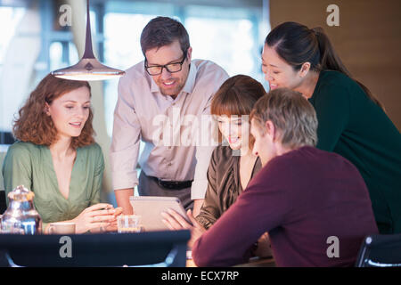 Geschäftsleute, die mit digital-Tablette im Büro treffen Stockfoto