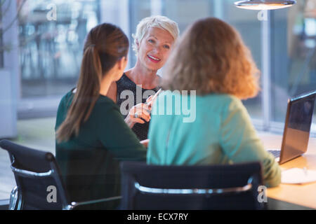 Unternehmerinnen im Gespräch im Büro treffen Stockfoto