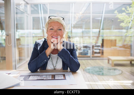 Geschäftsfrau, die lächelnd im Büro Stockfoto