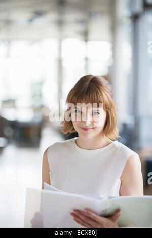 Geschäftsfrau Lesung Papierkram im Büro Stockfoto