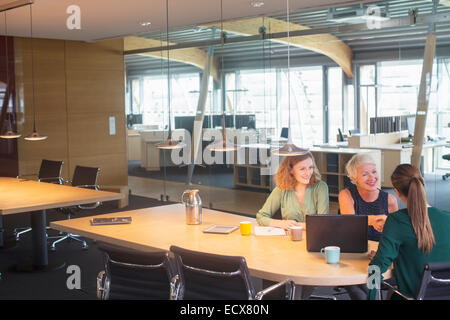 Unternehmerinnen im Büro treffen Händeschütteln Stockfoto