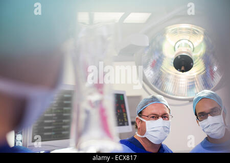 Zwei Chirurgen Blick auf Kochsalzlösung Tasche während der Operation Stockfoto