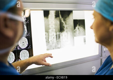 Zwei Reife Ärzten diskutieren, Röntgen- und MRT-Untersuchungen des Patienten Stockfoto