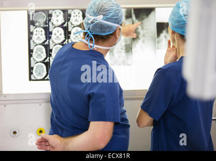 Zwei Ärzte diskutieren Röntgen- und MRT-Untersuchungen des Patienten Stockfoto