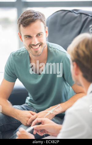 Arzt im Gespräch mit Patienten im Krankenhaus Stockfoto