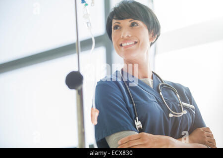 Porträt der Ärztin vor Krankenhaus-Fenster Stockfoto