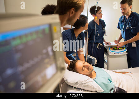 Team von Ärzten, die Patienten im Krankenhaus besuchen Stockfoto