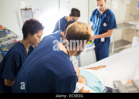 Team von Ärzten, die Patienten im Krankenhaus besuchen Stockfoto