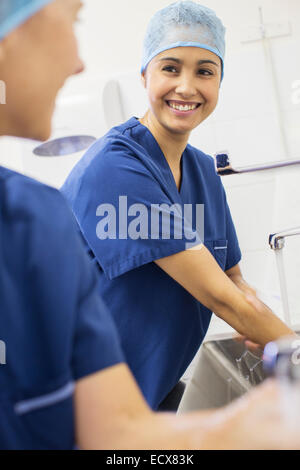 Zwei weibliche Chirurgen Händewaschen im Krankenhaus Stockfoto