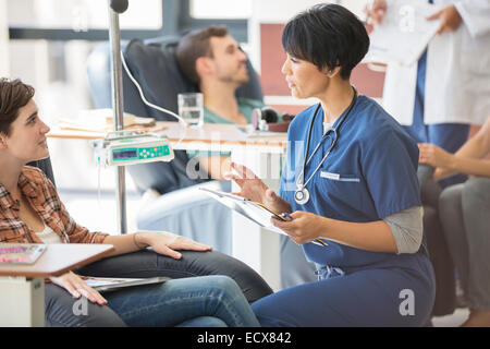 Arzt behandelnden Patienten, die intravenöse Infusion im Krankenhaus Stockfoto