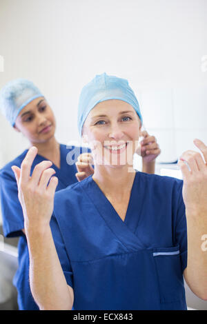 Zwei weibliche Chirurgen anziehen für den Betrieb Stockfoto