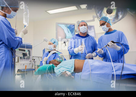 Team von Chirurgen, die auf Patienten im Krankenhaus Stockfoto