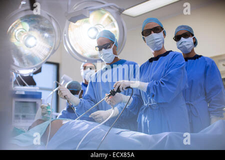 Ärzteteam der laparoskopische Chirurgie im Operationssaal Stockfoto