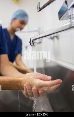 Nahaufnahme der Chirurg Hände unter fließendem Wasser Stockfoto