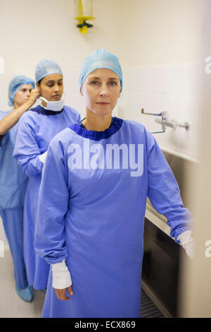 Weiblichen Chirurgen Chirurgie im Krankenhaus vorbereiten Stockfoto