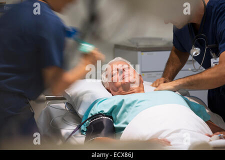 Ältere Patienten, die medizinische Behandlung auf Intensivstation Stockfoto