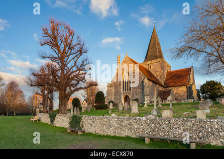 Winter-Sonnenuntergang in St. Andrews Church in Touristenort, East Sussex, England. Stockfoto