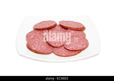 In Scheiben geschnittene Wurst mit Platte isoliert auf weiss Stockfoto