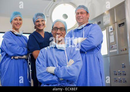 Team von Ärzten, OP-Kleidung im Operationssaal tragen Stockfoto