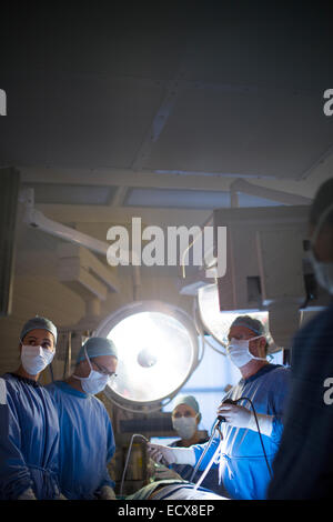 Ärzteteam der laparoskopische Chirurgie im Operationssaal Stockfoto