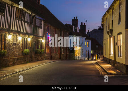 Abend an der High Street in Touristenort, East Sussex, England. Stockfoto