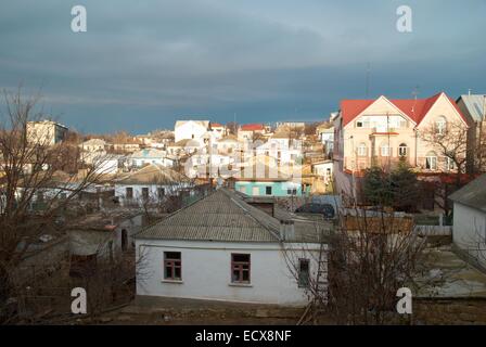 Viele ländliche Häuser mit dunklen Gewitterwolken. Stockfoto