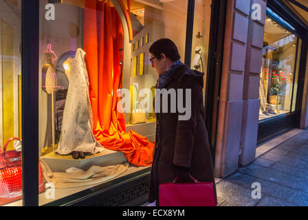 Paris, Frankreich, Woman Schaufenster Shopping, Draußen, Nacht, Hermés, Schaufenster, (Rue du Faubourg Saint Honoré) Shop, Haute Couture Accessoires, Fenster in der Nacht, Schaufenster Luxusartikel Marken Stockfoto