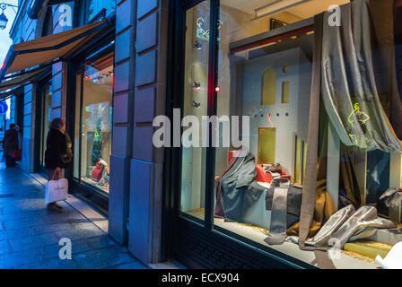 Paris, Frankreich, Woman Luxury Fashion Brands Schaufenstereinkäufe, Außenszenen, Nacht, Hermés Store Display, Ladenfronten, (Rue du Faubourg Saint Honoré) Haute Couture Accessoires, Schaufenster paris hermes Kleidung Stockfoto