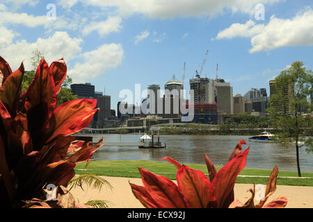 Ein Foto des Flusses Brisbane Southbank entnommen, an einem sonnigen Tag mit einigen flauschige weiße Wolken. Stockfoto