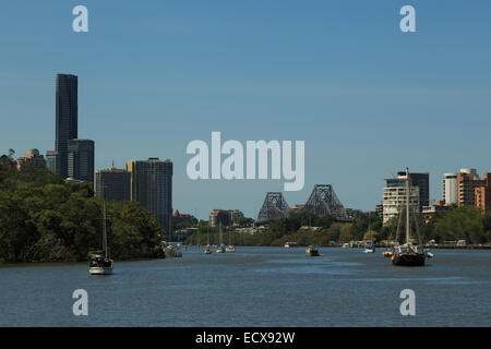 Ein Foto von einige Hochhäuser in Brisbane auf dem Brisbane River, an einem sonnigen Tag aufgenommen. Stockfoto