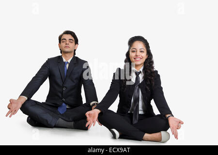 2 indische Mitarbeiter Geschäftskollegen Yoga Meditation Stockfoto