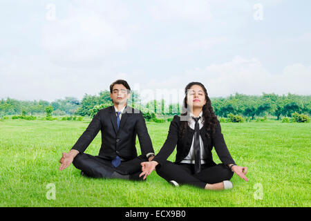 2 indische Mitarbeiter Geschäftskollegen Yoga Meditation Stockfoto