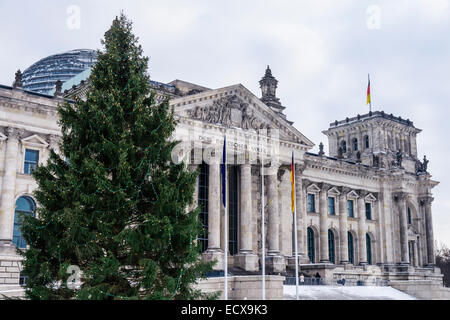 Deutschen Bundestag im Dezember mit einem Weihnachtsbaum Stockfoto