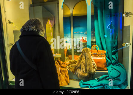 Paris, Frankreich, Frau Luxusgütermarken Schaufenster Shopping, draußen, Fenster in Nacht Hermés Bekleidungsboutique, Schaufenster vorne, (Rue du Faubourg Saint Honoré) Stockfoto