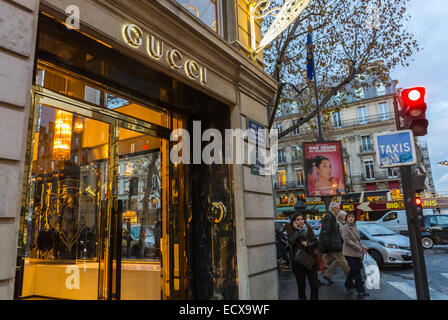 Paris, Frankreich, People Christmas Shopping, Outside Street Scenes, Exterior Dusk, Luxusgeschäfte, Rue Faubourg Saint Honoré, Ladenfronten, Gucci Boutique-Schild Stockfoto